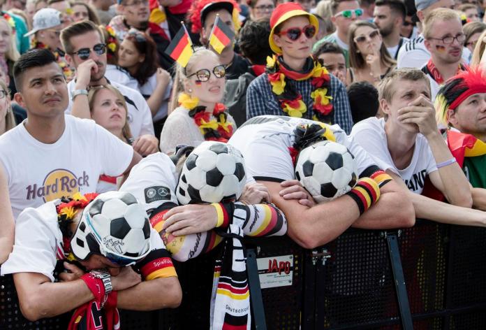 ▲德國隊慘輸南韓無緣晉級，不少場邊球迷崩潰痛哭。（圖／美聯社／達志影像）