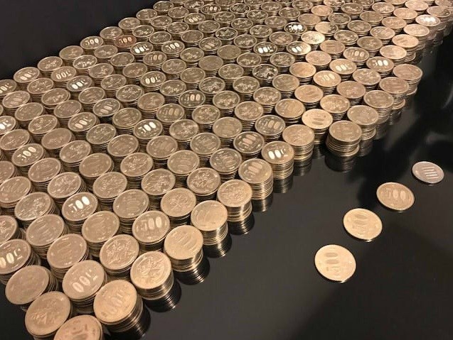 ▲日本一名網友「クソ虫」將5年來存下的成堆500元硬幣細數，發現總金額多達100萬日幣以上。（圖／翻攝自推特）