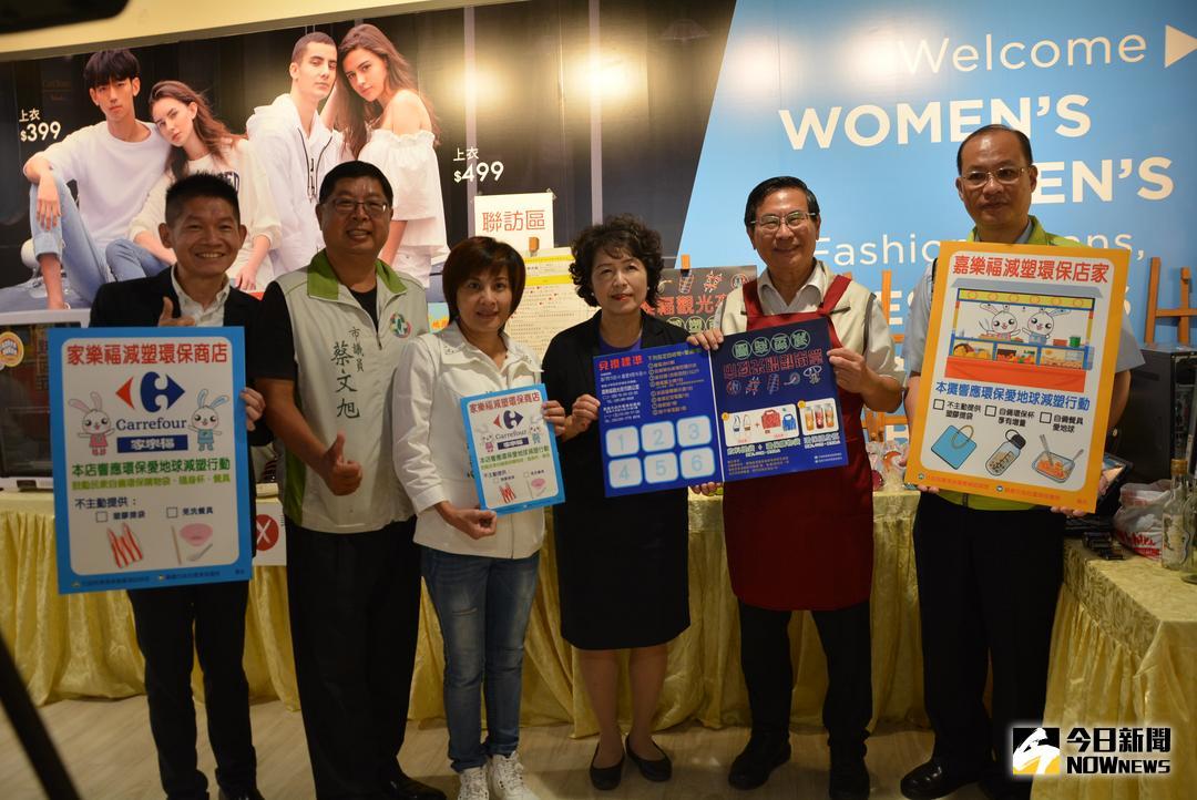 ▲嘉義市環保局於家樂福嘉義店辦理考核成果頒獎活動。（圖／記者郭政隆攝影2018.6.28）