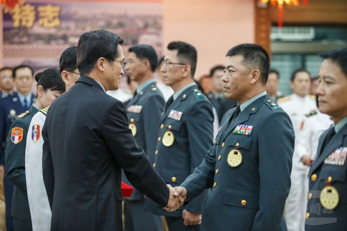 ▲ 擁有豐富資歷的孔乃德少將表示，感謝他的家人，因為有他們默默的支持與鼓勵，才有今天的他。（軍聞社記者陳軍均攝）