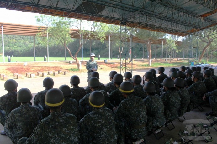 ▲ 彰化後備部分別於成功嶺營區及龍泉營區，實施輕兵器實彈射擊、戰鬥體適能測驗等項目。（彰化後備部提供）