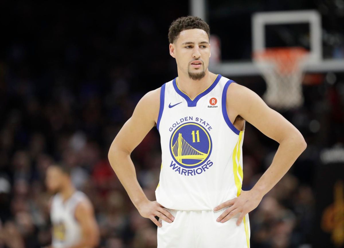 ▲「湯神」 Klay Thompson 近日前往中國大陸進行訪問，前 CBA 球員呂曉明在表演賽時，讓湯神團隊球員「坐飛機」，湯神當場暴怒摔水瓶離場。（圖／美聯社／達志影像）