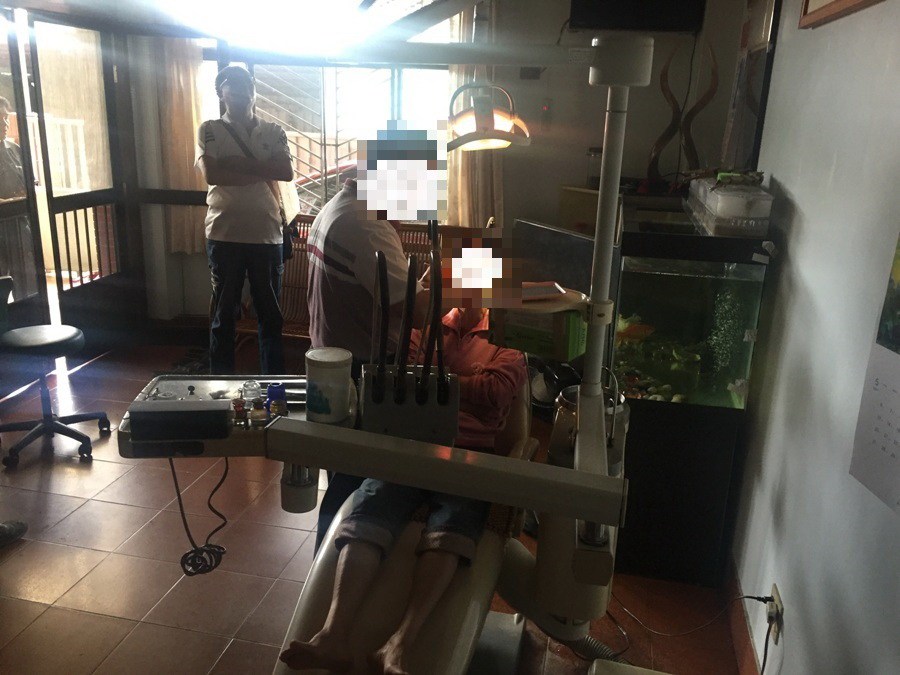 ▲陳姓老翁桌上也擺滿看診的藥瓶、器具及簡易型的消毒工具。（圖／市警二分局偵查隊提供）