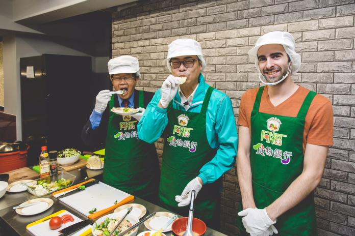 ▲陳其邁參加由高雄市慈善團體聯合總會主辦「阿福食物銀行福氣社區冰箱啟用儀式」。（圖／陳其邁競選辦公室提供,2018.06.28）