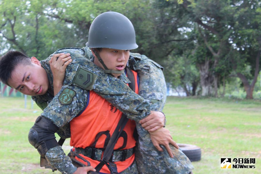 ▲彰化縣後備指揮部實施輕兵器實彈射擊、戰鬥體適能、綜合格鬥及三項基本體能測驗，從基本體能到單兵戰鬥教練，展現平日精實的訓練成果。（圖／記者陳雅芳攝，2018.06.28）