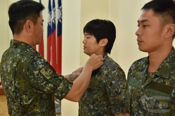 ▲ 陸軍砲測中心指揮官邵少將29日為晉任人員授階。（陸軍砲測中心提供）