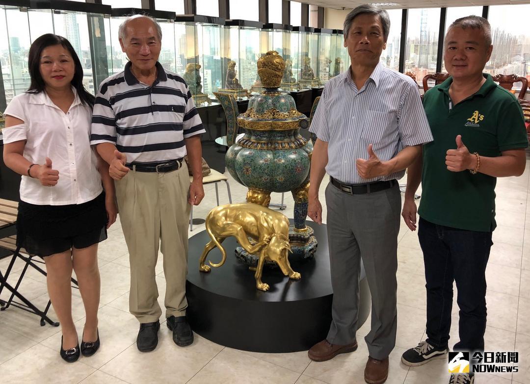 ▲前雲林縣政府文化局局長邱洋浩(左2)到大器內蘊文創藝術公司參訪，由該公司董事長林茂唐(右2)接待，並參觀該公司所典藏的帝宮寶藏，對於所典藏的中華古文物藝術品豐富，留下深刻印象。(圖／記者黃守作攝，2018.06.29)