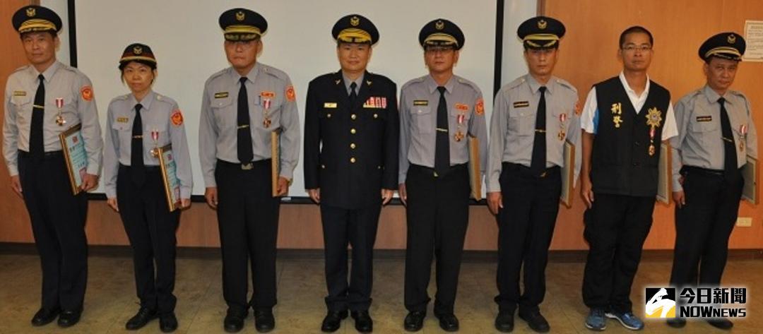 ▲高雄市政府警察局湖內分局舉辦聯合勤教，會中轉頒警察獎章，以表揚在職服務滿10、20、30年之資深績優員警。(圖／記者黃守作攝，2018.06.29)
