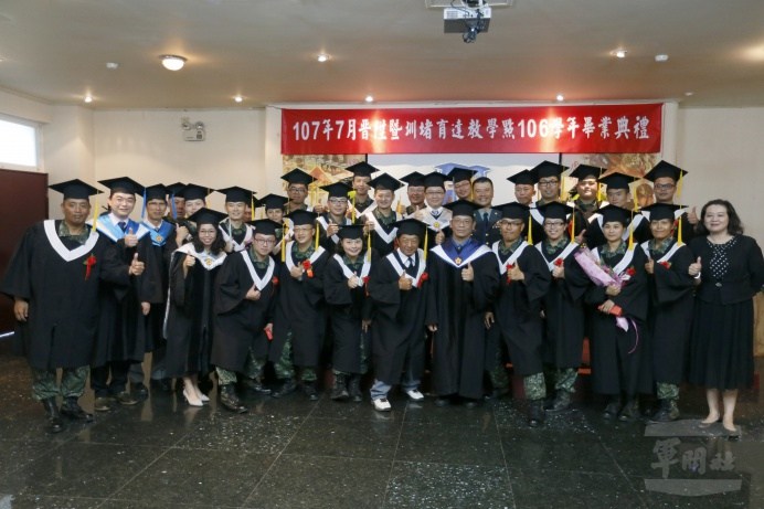 ▲ 圳堵營區教學點共有來自陸軍58砲指部、裝甲586旅、機步234旅及36化學兵群等士官畢業，並取得學士學位。（軍聞社記者卓以立攝）