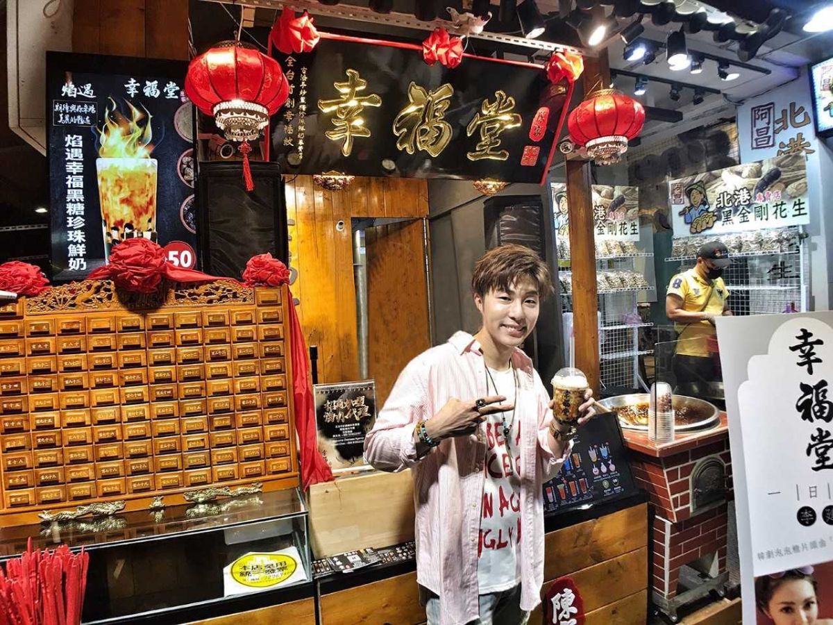 ▲李建軒擔任飲料店一日店長，為粉絲手做珍珠奶茶。（圖／邦寧傳播提供, 2018.06.29）
