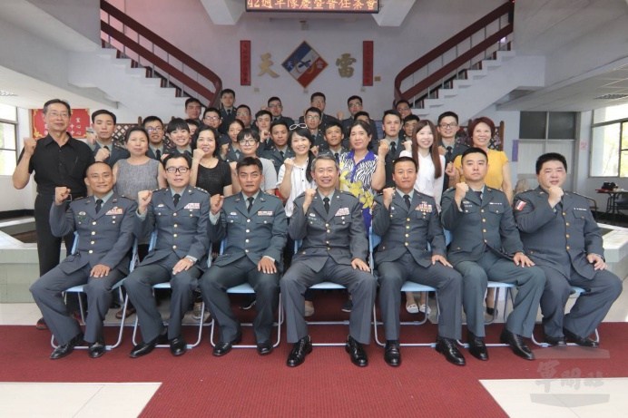 ▲ 陸軍43砲指部舉辦「107年第二季月會、晉陞授勳暨42週年隊慶慶祝大會」，由指揮官周少將主持並與晉升人員合影留念。（陸軍43砲指部提供）