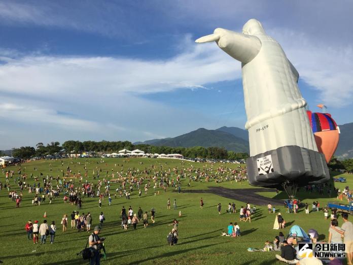 ▲2018台灣國際熱氣球嘉年華今天正式開始，現場擠進上萬人，看著24顆熱氣球齊飛,，驚呼聲連連。（圖／記者鄭志宏攝）
