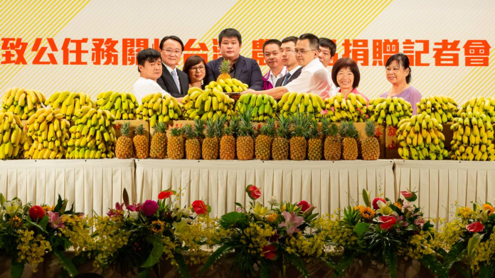 ▲致公文化總會30日認購 100 公噸香蕉與鳳梨，未來還會協助農民將台灣農產品銷售到中國大陸。（圖／致公文化總會提供 , 2018.06.30 ）