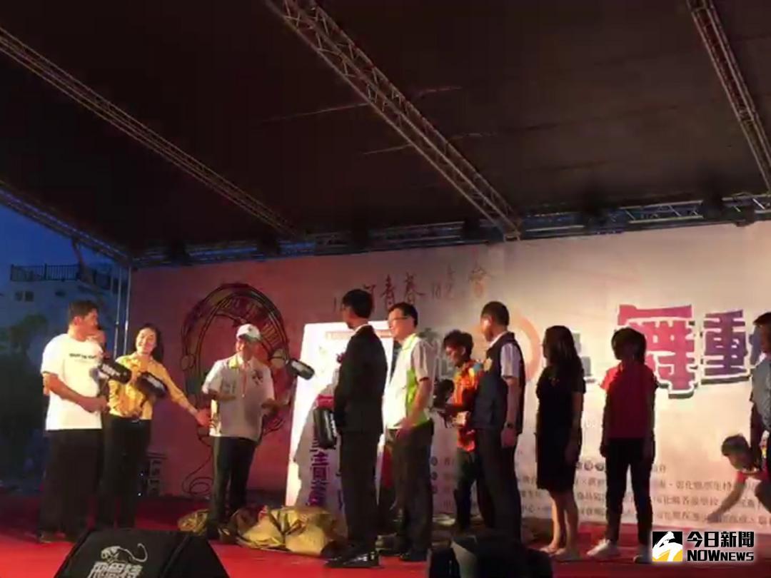 ▲彰化縣警察局在員林市圓林園盛大舉行「遠離毒品─舞動青春」晚會，副縣長林明裕等人一起打破「毒」黑蛋，宣示反毒的決心。（圖／記者陳雅芳攝，2018.06.30）