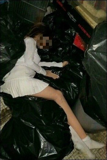 ▲大陸浙江的網友在垃圾堆中看見一名「辣妹」倒臥其中而前往相救，結局卻神展開。（圖／翻攝自化龍巷網站）