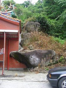 興福寮福安宮後方的三大巨石。（圖／說書人粉專）