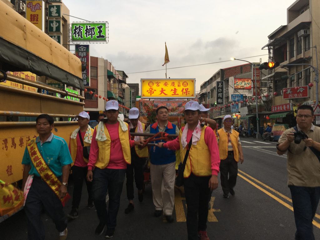 前行政院政務委員高思博幫忙扛轎前往鹿耳門天后宮（圖／林書竹攝）