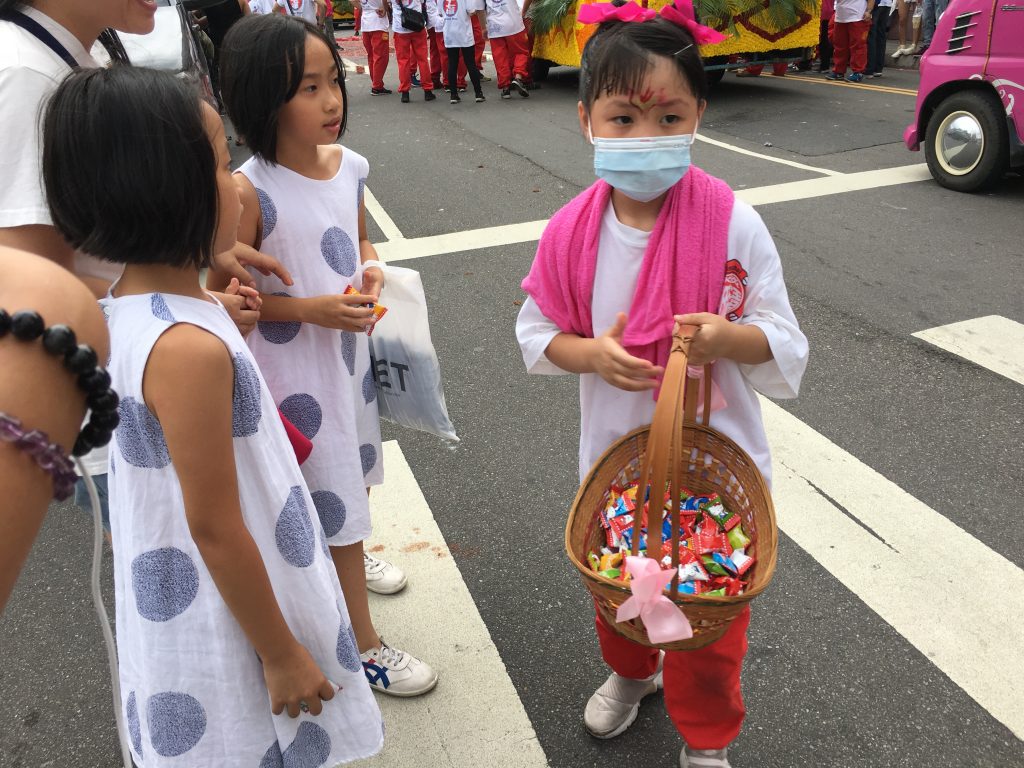 童子發送糖果給小朋友（圖／林書竹攝）