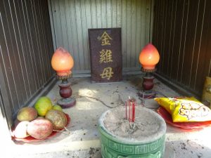 台南井田三子廟後方的金雞母神位。（圖／丁川朝臉書）