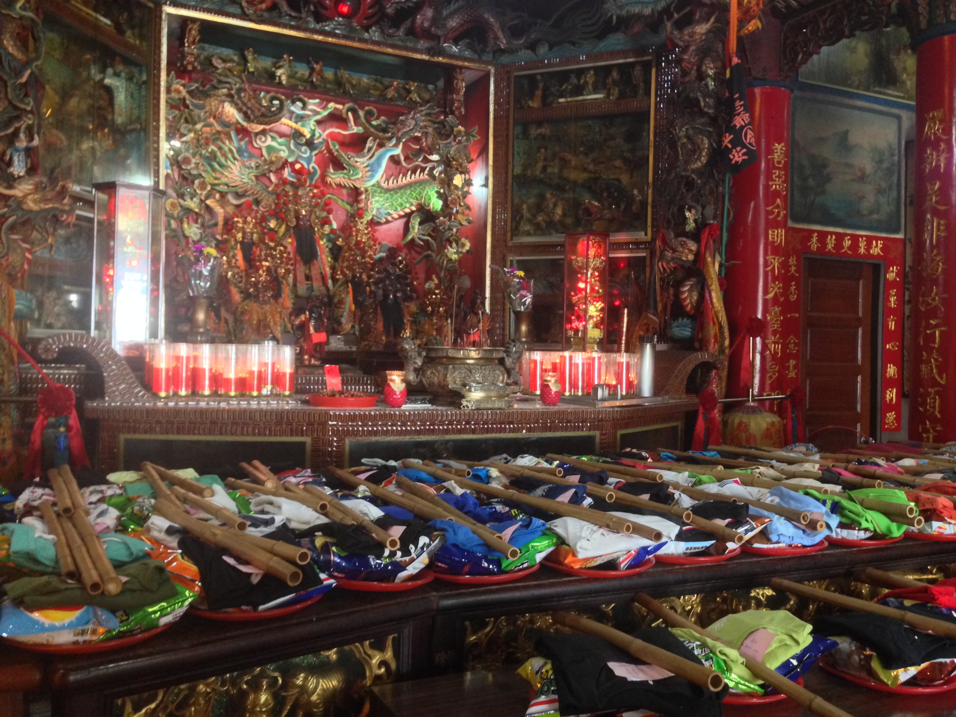 頂寮城隍廟殿內的小孩衣服、零食、竹棍。（圖／WIKI，Outlookxp ）