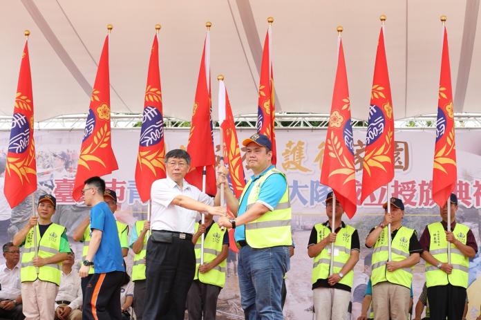 ▲台北市長柯文哲 7 日出席士林區後備軍人輔導中心守望相助大隊授旗典禮。（圖／北市府提供 , 2018.7.7）