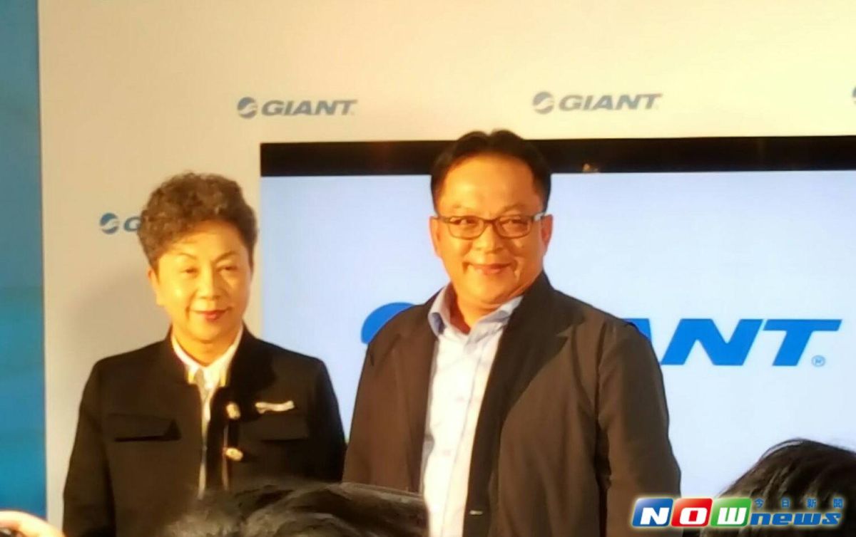 ▲外電報導，歐盟將開始對中國大陸電動自行車徵收反傾銷稅，外界認為巨大捷安特在大陸有工廠，可能有所影響。不過其實，巨大已調整策略，布局歐洲在地生產。圖左為巨大董事長杜綉珍。（圖／記者許家禎攝，NOWnews資料照片）