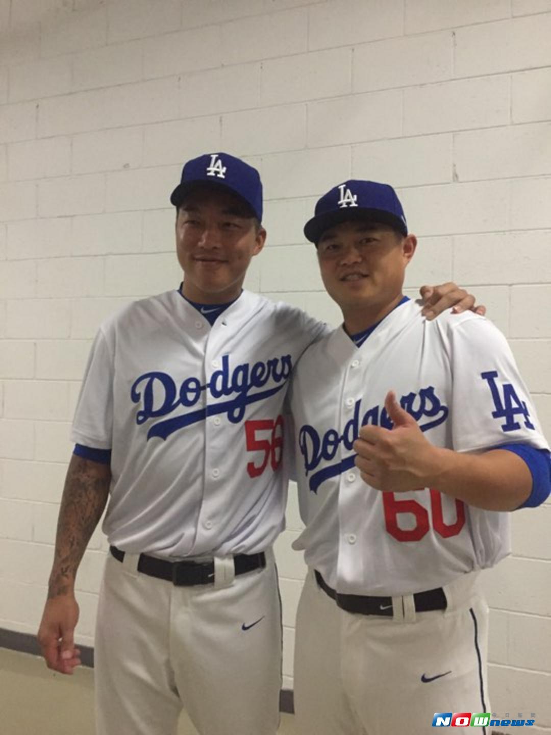 郭泓志（左）、胡金龍（右）穿上道奇球衣。▲（圖／張育嘉攝）