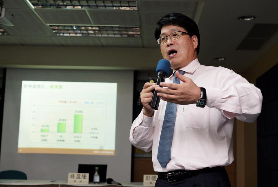 ▲台灣民意基金會董事長游盈隆發布民調指出，贊同總統蔡英文領導國家方式的人為33%，顯示蔡英文總統聲望欲振乏力，依然在低檔徘徊。（圖／翻攝自游盈隆臉書）