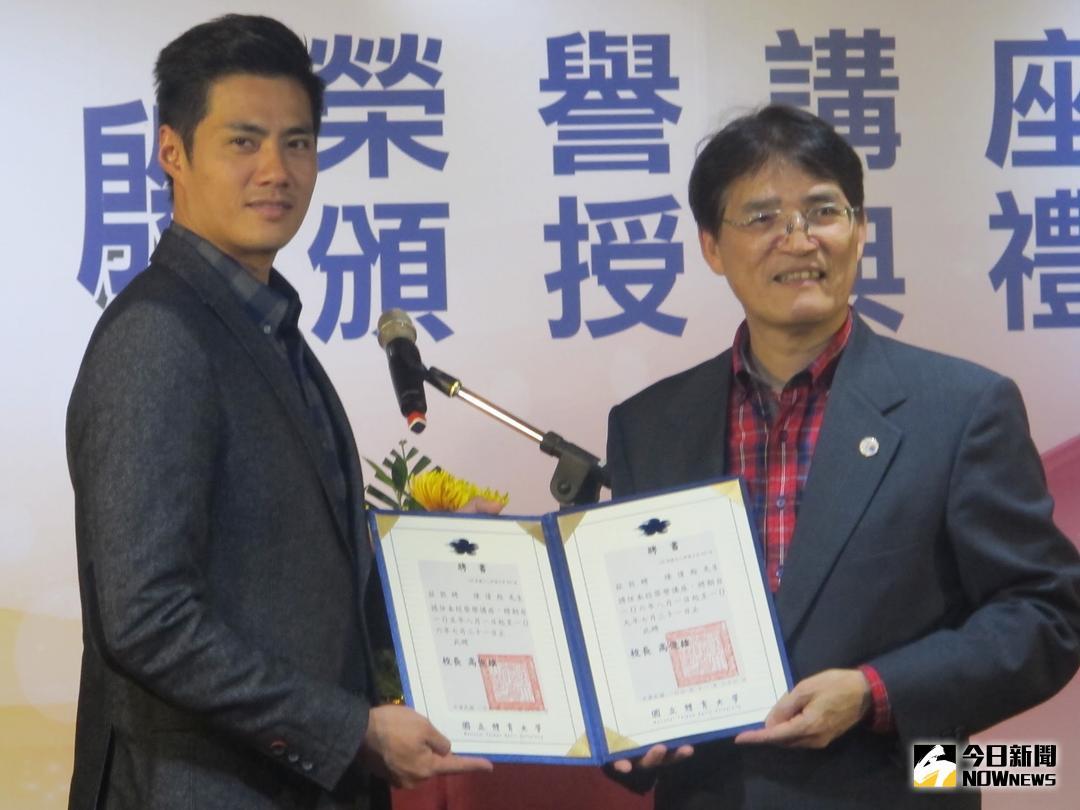 ▲由國立體育大學校長高俊雄頒發「體大榮譽講座」聘書予陳偉殷。（圖／NOWnews資料照 ）