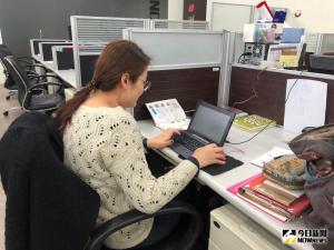 ▲根據人力銀行調查,換工作第一個考量要素仍是薪資待遇,且新職薪資至少必須較原職高出近18個百分點,上班族才會行動。(圖/記者彭夢竺攝 , 2018.1.19) ▲金管會將開放2張純網路銀行執照,雖然國外有不少純網銀成功案例,但在台灣銀行業過度競爭之下,是否能成功在台複製,金融業者認為有待觀察。(圖/NOWnews資料照)