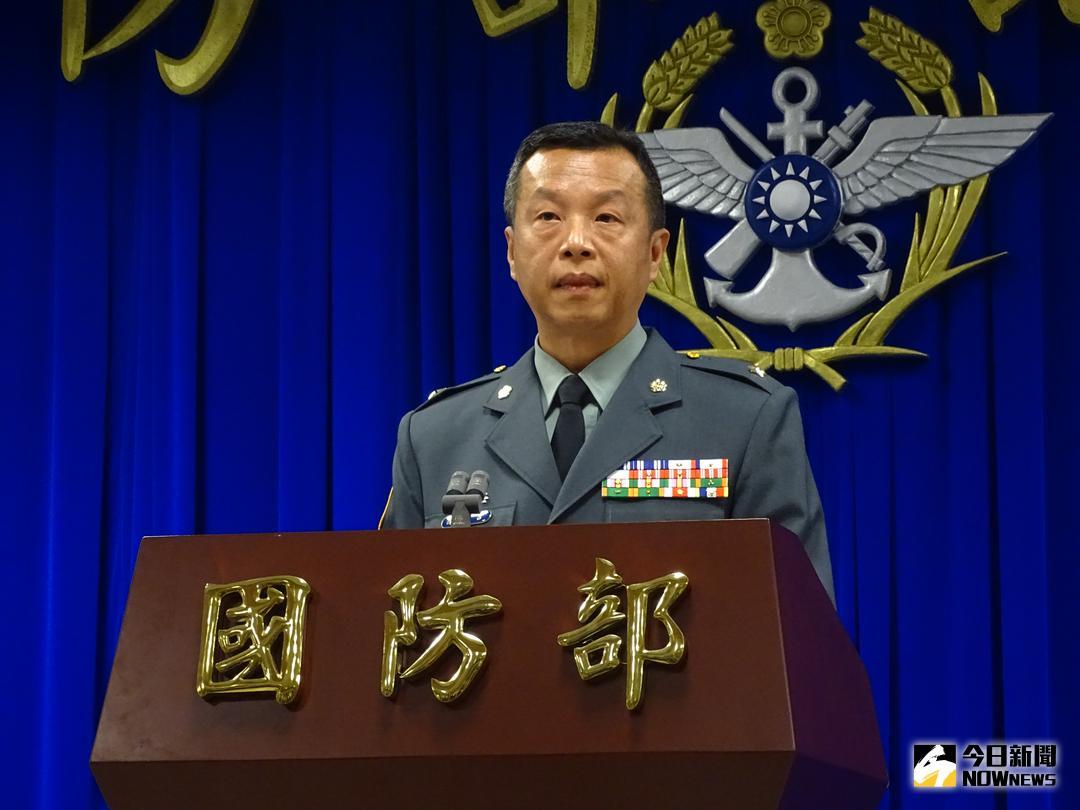 ▲國防部發言人陳中吉表示，國防部將變更現行服裝供售做法，從原本「撥補制」改為「儲值制」，預計 10 月 1 日起試行一 年（圖／記者呂炯昌攝\\)