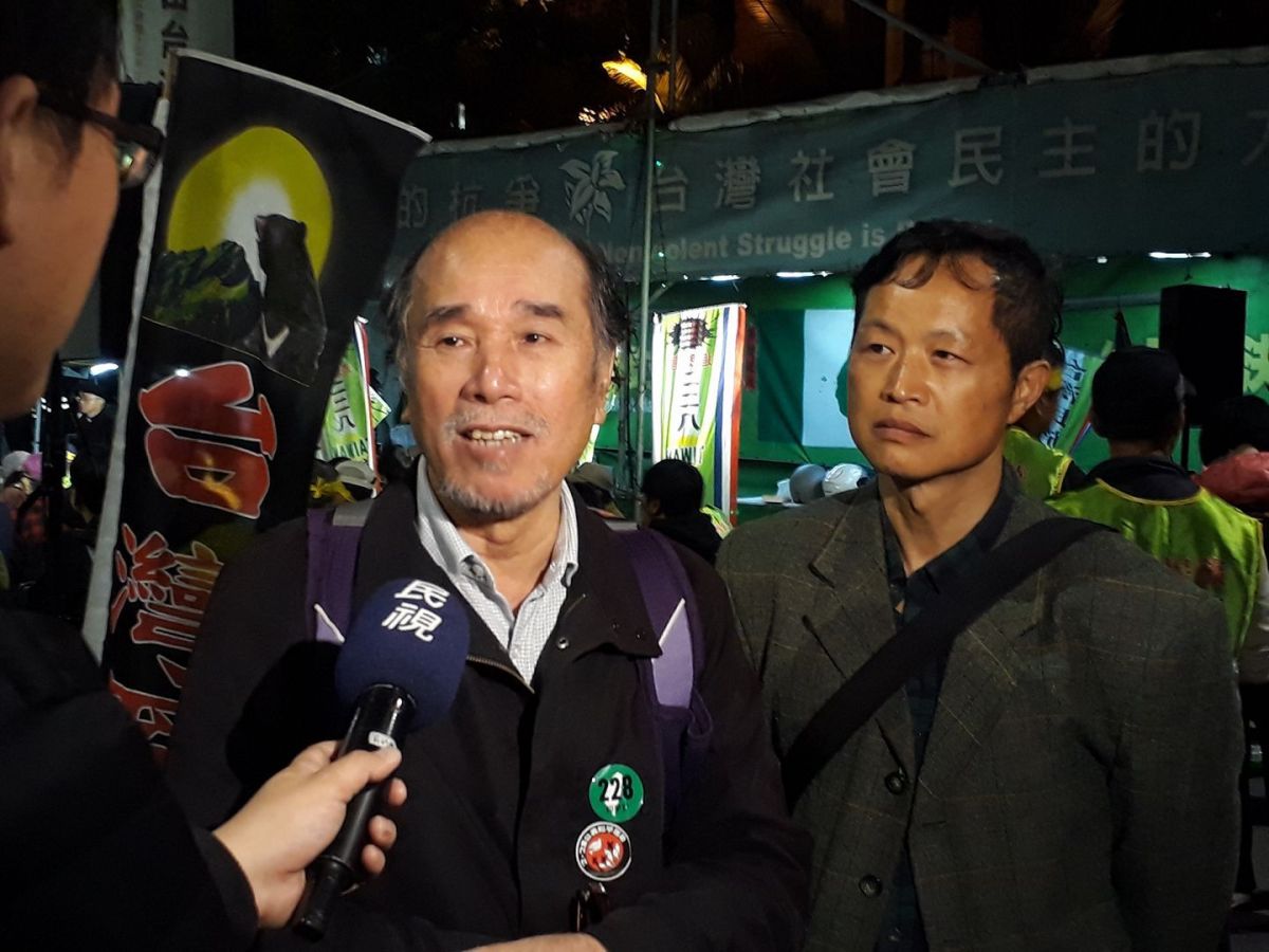 ▲自由台灣黨主席蔡丁貴去（ 2017 ）年 2 月 28 日率眾前往中正紀念堂，企圖拉倒蔣公銅像、焚燒中華民國國旗、衝撞員警遭送辦，台北地檢署調查結果出爐，蔡丁貴因罪証不足，獲不起訴處分。（圖／取自蔡丁貴臉書）