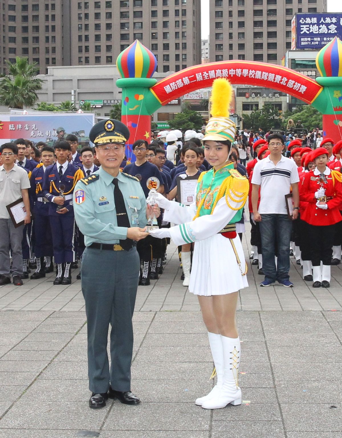 ▲全國高中儀隊競賽北區初賽冠軍，北一女儀隊贏得冠軍，由陸軍司令王信龍上將頒獎。（資料照／陸軍司令部提供\\)