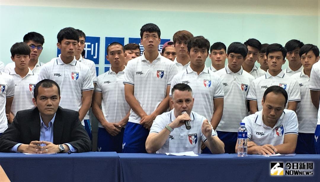 ▲中華足協祕書長陳威任（前排左）、中華男足英籍主帥Gary White\\(前排中\\)（圖／鍾東穎攝 , 2018.05.09）