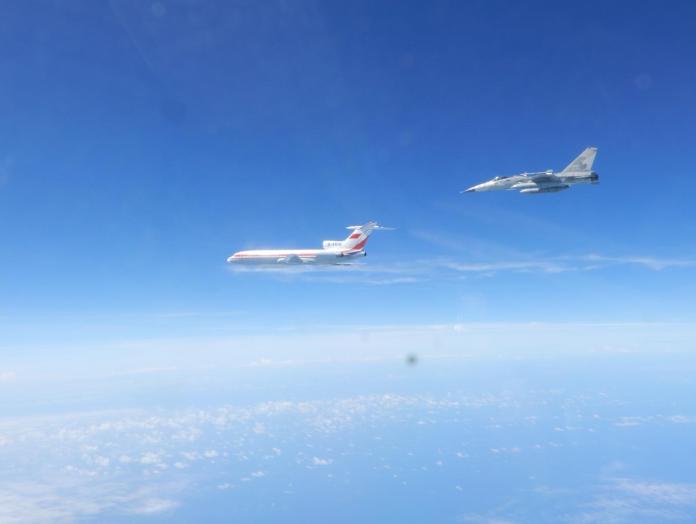 ▲解放軍空軍軍機繞台，空軍出動IDF經國號戰機伴飛監控Tu-154。（圖／空軍司令部提供 , 2018.5.10)