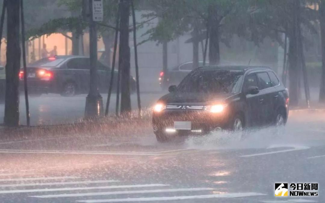 ▲根據人力銀行調查，有62.2%曾被老闆、主管要求颱風天也得去上班。（圖／NOWnews 資料圖片）