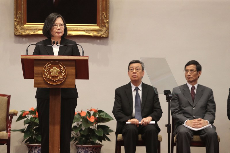 ▲立法院20日通過軍人年改，總統蔡英文（左）21日表示，軍人年金改革完成，大家一起見證歷史重要的一刻，未來年輕軍公教都領得到退休年金，感謝所有軍公教同仁們，在國家退休制度最危急的時候，再一次展現愛國的高度熱誠，也因此國家財政才能永續，未來「年金破產」將成為歷史名詞。中央社記者徐肇昌攝107年6月21日
