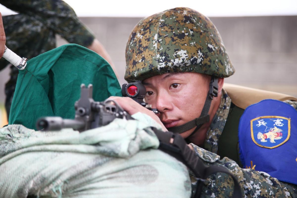 ▲憲兵部隊採用內紅點反射式瞄準鏡，沒有接眼距離的限制，可使射手睜開雙眼瞄準縮短瞄準與射擊時間，強化應急制變效能。（圖／軍聞社提供）