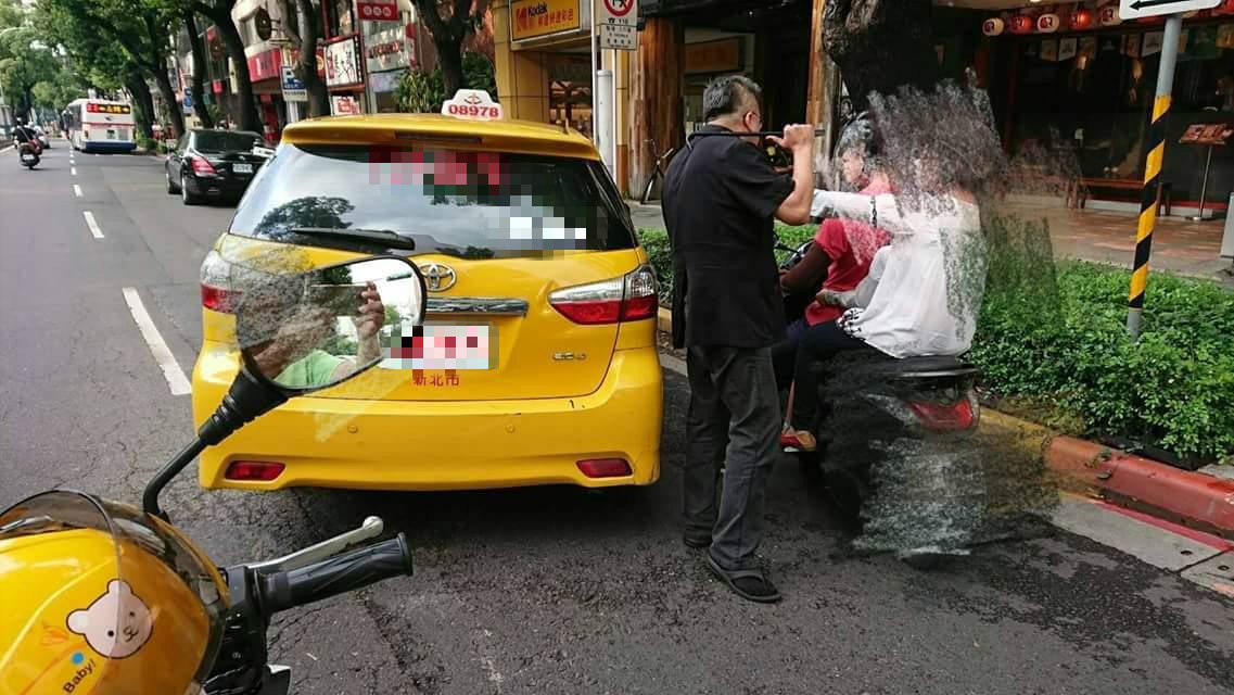 ▲一家人騎車在台北市中山北路遭計程車司機攔車嗆聲，並拿「撬棍」作勢打人，引發網友撻伐。（圖／翻攝自爆料公社）