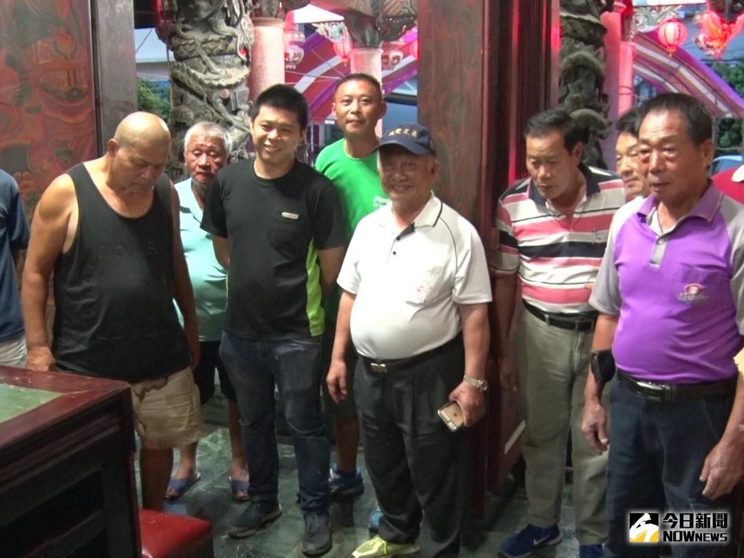 ▲彰化縣溪湖鎮、北斗鎮有民眾分別到廟裡拜拜「擲茭」請示神明，結果都擲到「立茭」，奇特的現象到底是神明顯靈還是巧合，讓信徒們覺得不可思議。（圖／記者陳雅芳攝，2018.07.01\\)