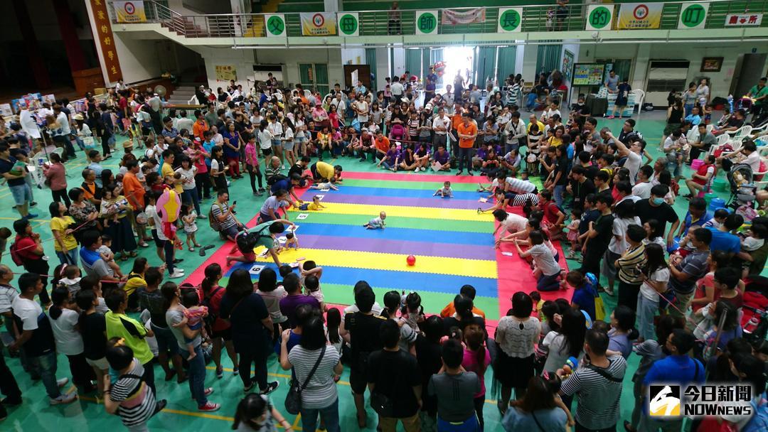 ▲第二屆市長盃活力寶寶運動會，趣味的寶寶爬行賽，爸媽用玩具吸引小朋友往前爬，搬尿布比賽，有的健步如飛，現場加油聲不絕於耳。（圖／記者陳雅芳攝，2018.07.01\\)