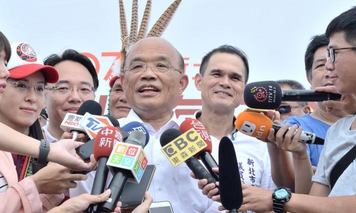 ▲侯友宜質疑蘇貞昌最新的競選廣告用太多燈泡，有浪費電之嫌；蘇貞昌回應，不知道這個人（侯友宜）不懂又無趣，這個最好的創意。（圖／蘇貞昌辦公室提供）