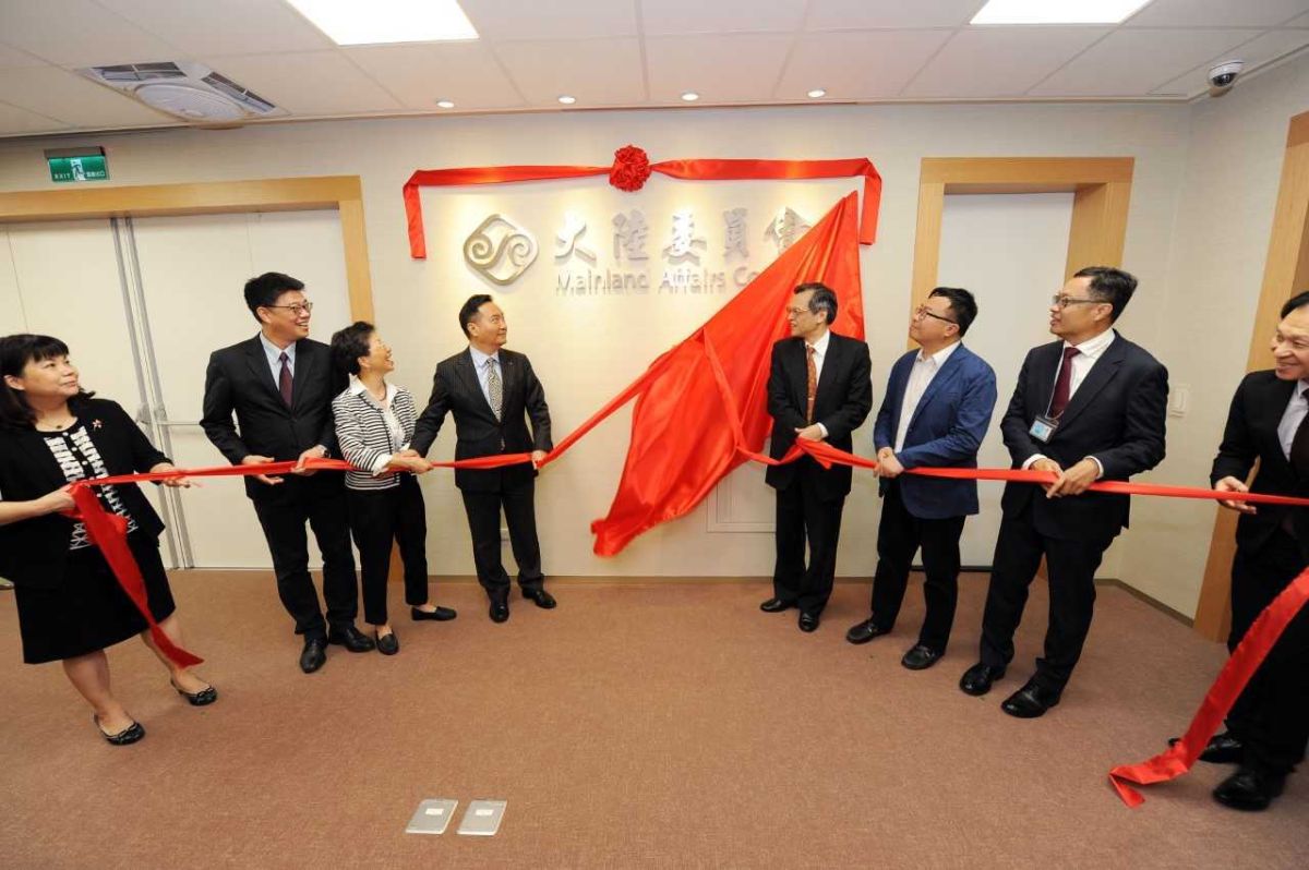 ▲行政院政委羅秉成、首任主委陳明通及邱垂正、陳明祺、李麗珍3位副主委、主祕華士傑、海基會董事長張小月及立法院內政委員會召委洪宗熠等共同揭牌，共同見證陸委員會邁向新的里程碑。（圖／陸委會提供 , 2018.7.2）