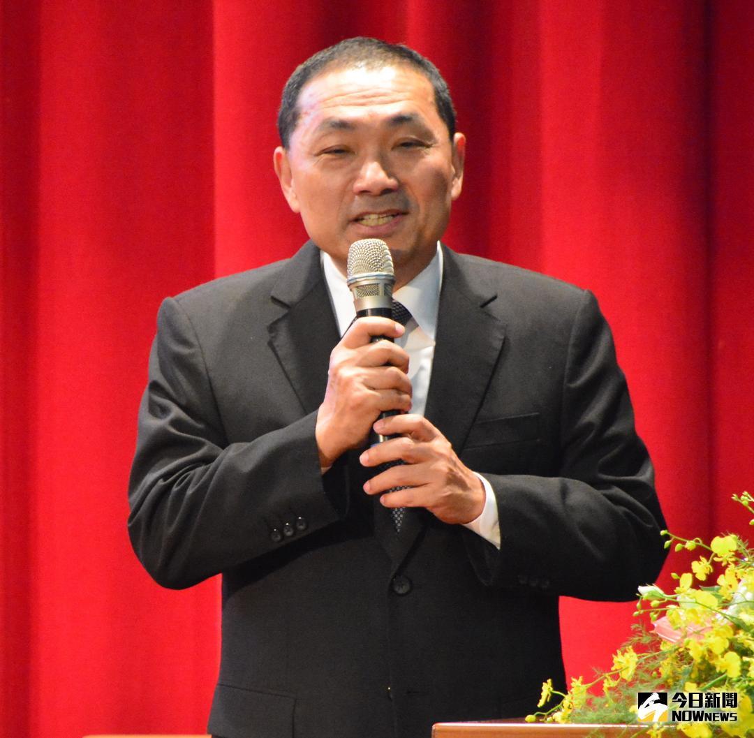 ▲侯友宜今日出席耕莘醫院第九任院長的交接典禮，除感謝卸任的馬漢光前院長，過去與新北市衛生局並肩作戰外，也恭喜新接任的林恆毅院長。（圖／陳志仁攝，2018.07.02）