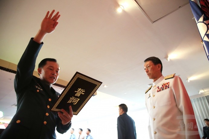 ▲ 新任次長鍾樹明中將在李總長布達命令、監誓後，正式履任新職。（軍聞社記者陳映竹攝）
