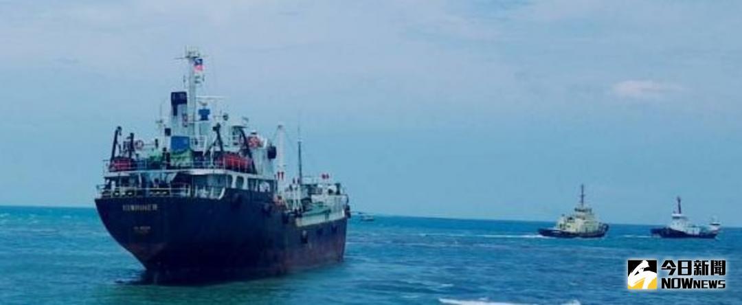 ▲擱淺在高雄市林園區海域的斐濟籍勝利者19號油輪，在2艘拖船協助下脫離淺灘，拖往高雄港錨區下錨。(圖／記者黃守作攝，2018.07.02)