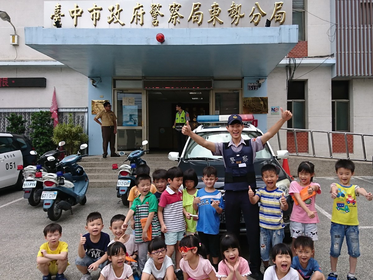 ▲員警以「寓教於樂」的方式，讓小朋友留下難忘的參訪經驗。（圖／東勢警分局提供2018.7.2）