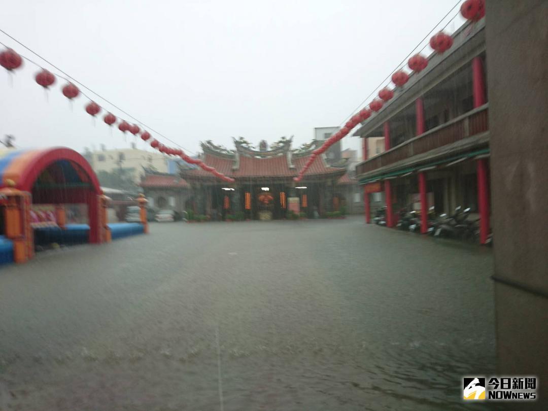 ▲歇性豪大雨，造成鹿港老街、中山路等都嚴重淹水，連龍山寺廣場也是一片「汪洋」，商圈被迫「休業」一天，居民進出簡直可以水上行舟。（圖／記者陳雅芳攝，2018.07.02\\)
