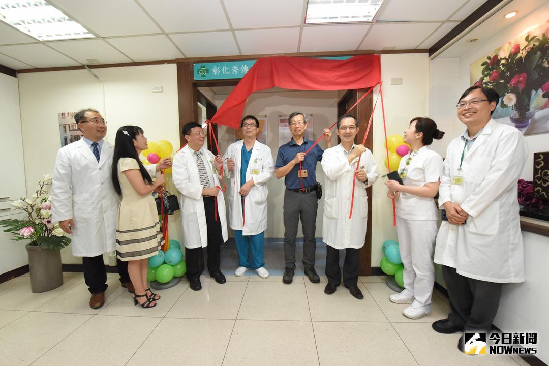 ▲彰化秀傳紀念醫院成立失智社區服務據點，總裁黃明和、衛生局長葉彥伯、中心主任邱百誼等人揭牌啟用，使失智者獲得適切照護。（圖／記者陳雅芳攝，2018.07.02\\)