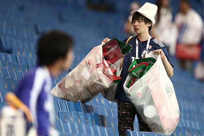 ▲日本球迷即使輸球後哭喪著臉，仍不忘維持場地整潔。（圖／翻攝自網路）